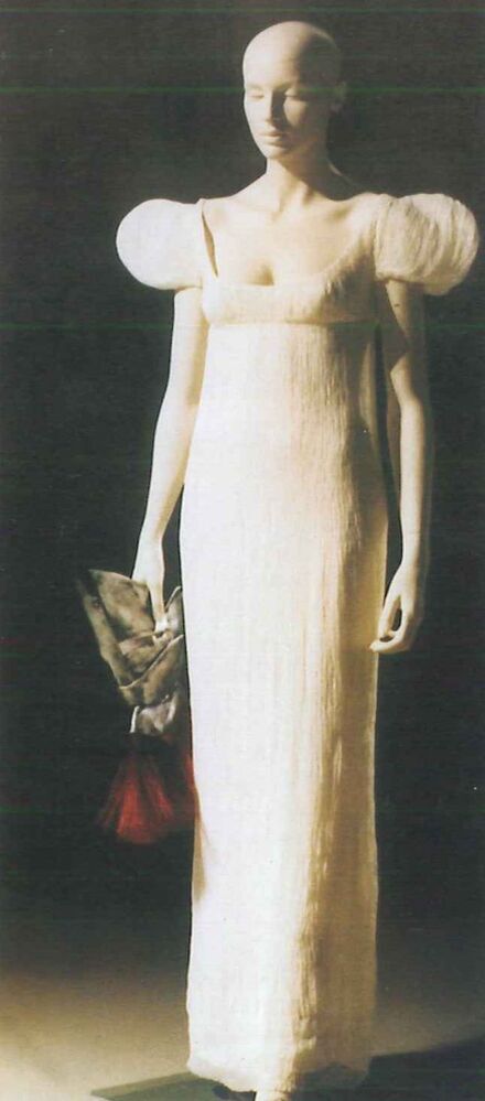 Alabaster hand-pleated mousseline (Buche) Empire dress, for Givenchy Haute Couture; helmet and shoes (uit de collectie: lente-zomer 1997)